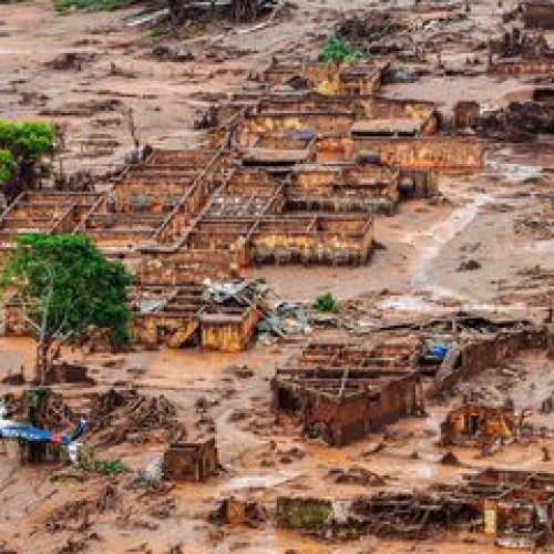 Área afetada pelo rompimento de barragem no distrito de Bento Rodrigues, zona rural de Mariana, em Minas Gerais