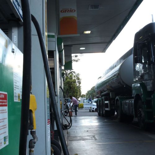 Caminhão-tanque abastece posto de combustivel no Plano Piloto, região central da capital