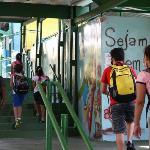 São Paulo - Crianças do ensino fundamental chegam para as aulas presenciais na Escola Estadual Terezine Arantes Ferraz Bibliotecaria, no Parque Casa de Pedra, zona norte da capital.