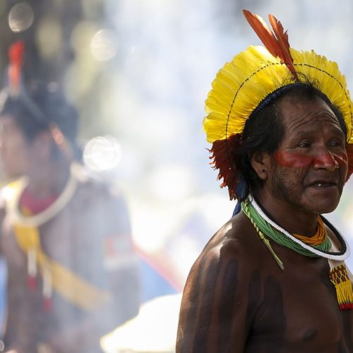 Brasília - Indígenas de todo o Brasil chegam à Brasília para o Acampamento Terra Livre.
