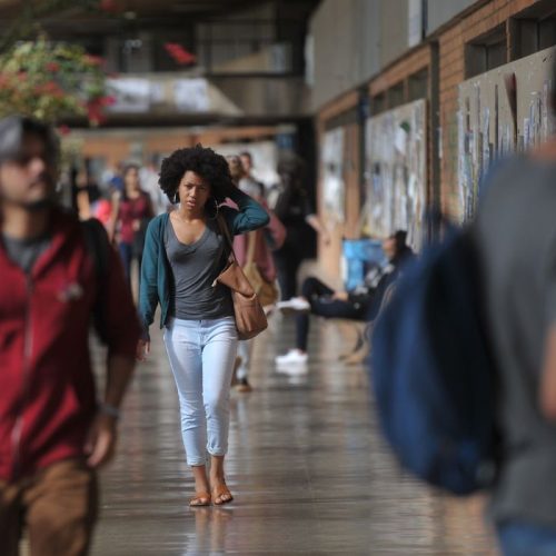 UnB foi a primeira universidade federal a adotar sistema de cotas raciais


UnB reserva vagas para negros desde o vestibular de 2004


Percentual de negros com diploma cresceu quase quatro vezes desde 2000, segundo IBGE