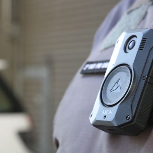 Uso de câmeras acopladas aos uniformes de policiais militares do estado de São Paulo para registro das suas ações, implementada em 18 unidades, ajudou a reduzir violência policial,trazendo resultados emblemáticos.
