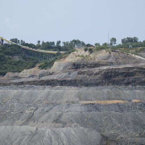 A mineração no chamado Morro do Ouro, liderada pela empresa canadense Kinross Gold Corporation, representa a principal atividade industrial para a geração de emprego e renda na região (José Cruz/Agência Brasil)