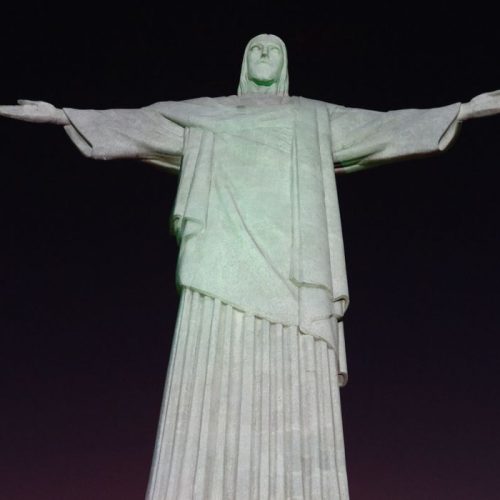 A estátua do Cristo Redentor, no Corcovado, ganha nova iluminação com tecnologia LED e controle informatizado.