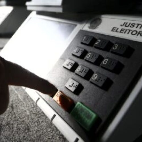 Técnicos do TRE-DF realizam a conferência e a lacração de urnas eletrônicas para o 1º turno das Eleições 2022.