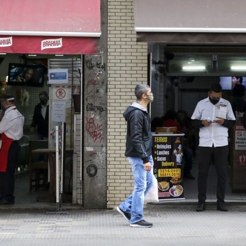 Movimentação no comércio de São Paulo após reabertura.
