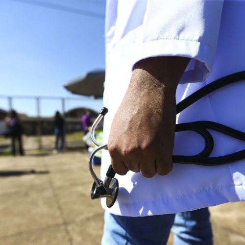 Médicos chegam ao local de prova para a segunda etapa do Exame Nacional de Revalidação de Diplomas Médicos Expedidos por Instituição de Educação Superior Estrangeira (Revalida) 2020, em Brasília.